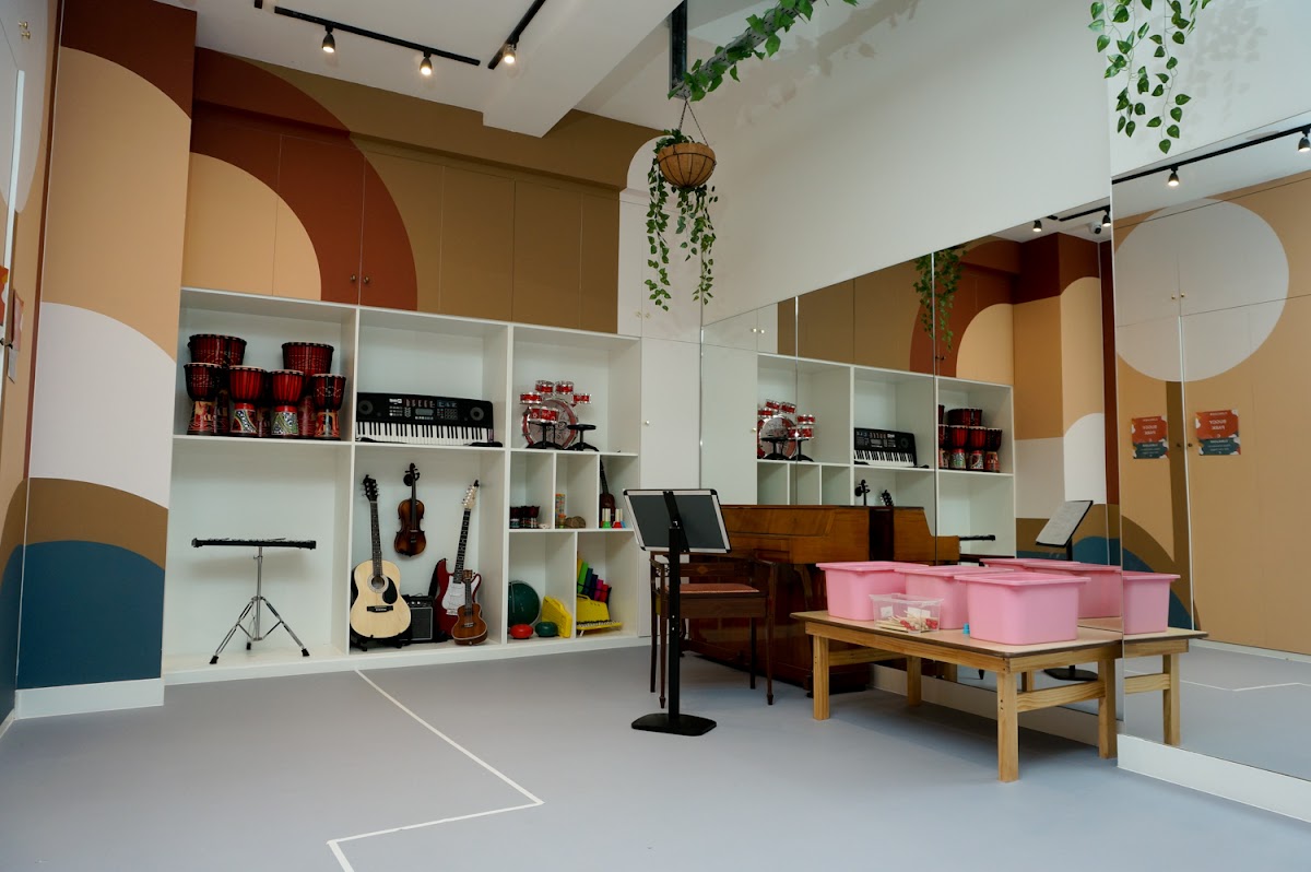 Curiouser Family - London Club